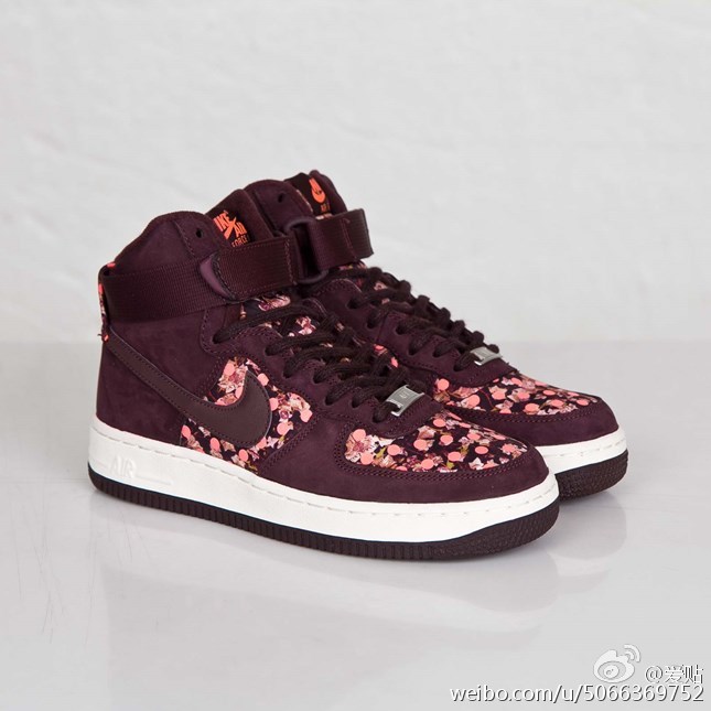 美国Nike－Air Force 1 Hi x 英国LIBERTY，合作限定款。Liberty的美艳小花与Air Force 1的经典共同呈现，女鞋