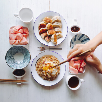 早呐～今天早餐略多煎饺/炒面/荷包蛋/桃子吃的饱饱好开工～