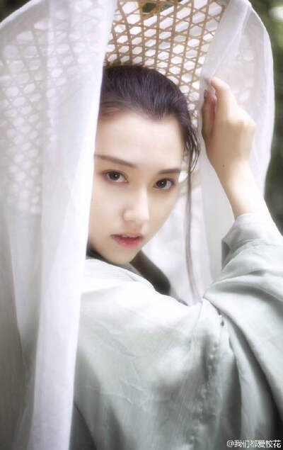 好似仙谪，误入凡尘