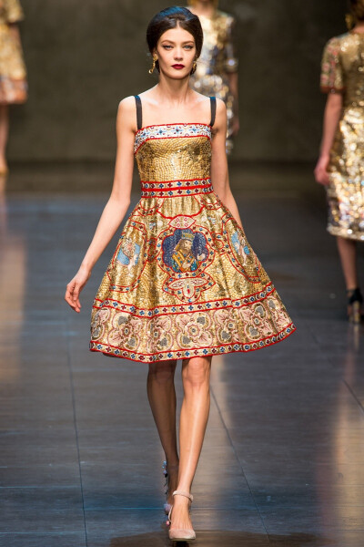 Dolce & Gabbana 2013秋冬高级成衣系列 本次秋冬季系列的灵感来源是西西里岛蒙特利尔大教堂中那些金碧辉煌的镶嵌画 黑 ，白，灰，红色的交织让整个秀缤纷异常，蕾丝和镶嵌更让每套衣服都像艺术品一样华丽绝美。金色…