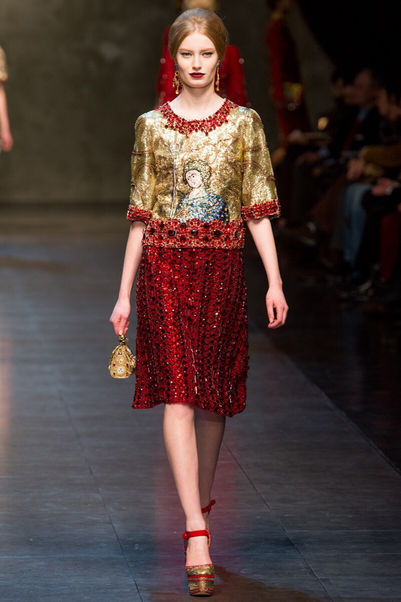 Dolce & Gabbana 2013秋冬高级成衣系列 本次秋冬季系列的灵感来源是西西里岛蒙特利尔大教堂中那些金碧辉煌的镶嵌画 黑 ，白，灰，红色的交织让整个秀缤纷异常，蕾丝和镶嵌更让每套衣服都像艺术品一样华丽绝美。金色的马赛克壁画印花、华丽如珠宝的宝石镶嵌、象征皇权又带有宗教感的皇冠，每一个LOOK都似威严的拜占庭女王般美艳不可方物～