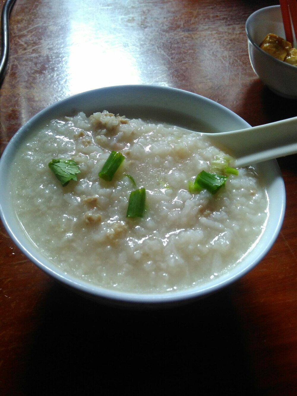 2016.8.17 早餐
鱿鱼粥(^o^)味道不错。看不到鱿鱼是不是，因为吃不了就只吃粥～