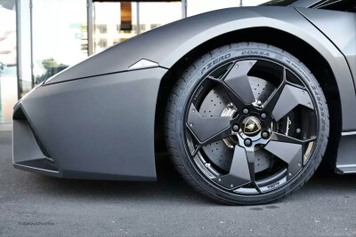 Lamborghini Reventon 【雷文顿】刀锋轮毂大牛♚↣雷神⚡◢超跑，贵族，◢跑车◢街拍，原创，生活，◢意境 ，壁纸，锁屏，酷炫，流行，◢侵删↣ ...♛by.艾莉薇儿*