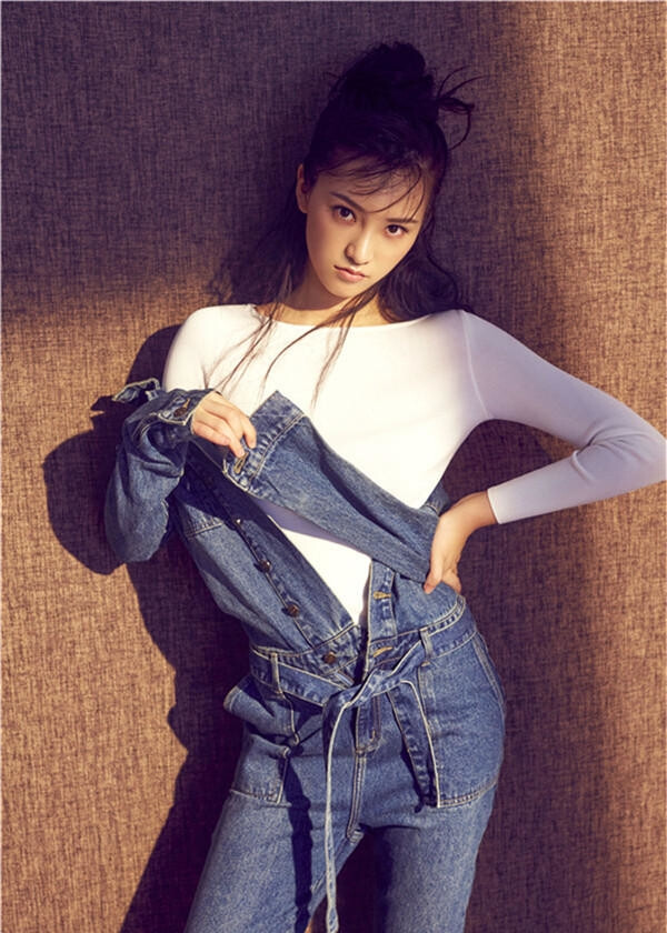 【黄灿灿时尚大片曝光 时髦大气轻松俏皮】近日，“火山哥”黄灿灿曝光一套为某杂志拍摄的时尚大片，整组片子中，黄灿灿尝试多个不同造型，时而清纯娇美，时而又攻气十足，精致的妆容，搭配凌乱的半丸子头，整体造型时髦大气又不失少女的轻松俏皮。壁纸 明星 美女 女神 服饰 妆容 校花 写真 拍摄 萌宠《爱情麻辣烫之情定终身》《半熟少女》《泡沫之夏》