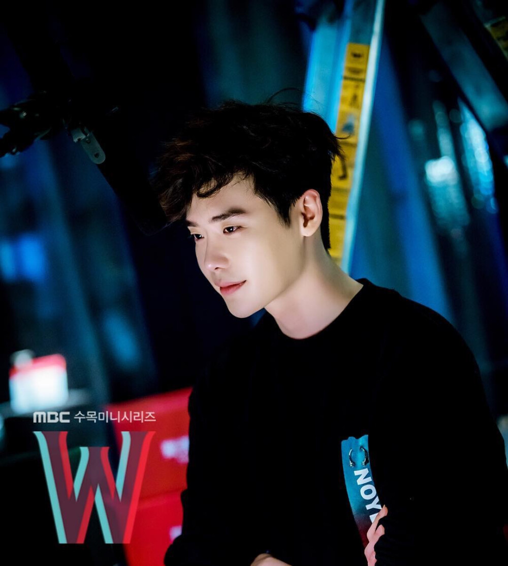 w两个世界李钟硕官网更新剧照