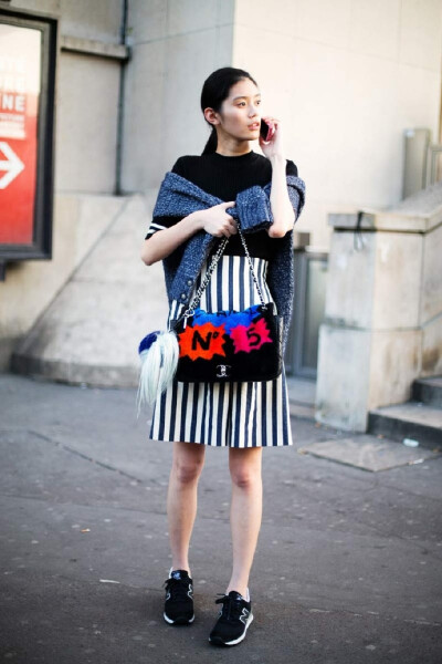 #奚梦瑶#Street Style - Paris @Ming奚梦瑶 @华谊兄弟时尚 （超模真的吃东西啊也喝可乐配薯条！！！！