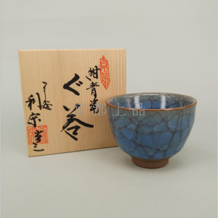 日本进口 京烧清水烧 古川 剛作 裂纹酒盅 小茶杯 功夫茶杯
（蓝色红裂纹、灰色裂纹）
作家： 古川 剛 <利宋窯> 工法：京烧 清水烧
原产地：日本 京都 / 材质：瓷 / 包装：原装高级松木盒
灰色裂纹尺寸：杯口径 约6.8厘米；杯高 约4厘米；杯底径 约3厘米
蓝色红裂纹尺寸：杯口径 约6.5厘米；杯高 约4厘米；杯底径 约2.7厘米
