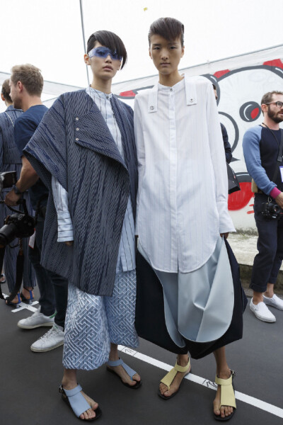 Backstage at Kenzo SS 2015 Pairs #奚梦瑶# @Ming奚梦瑶 @华谊兄弟时尚 （如果小明短头发应该也会是一个酷炫的美男纸吧