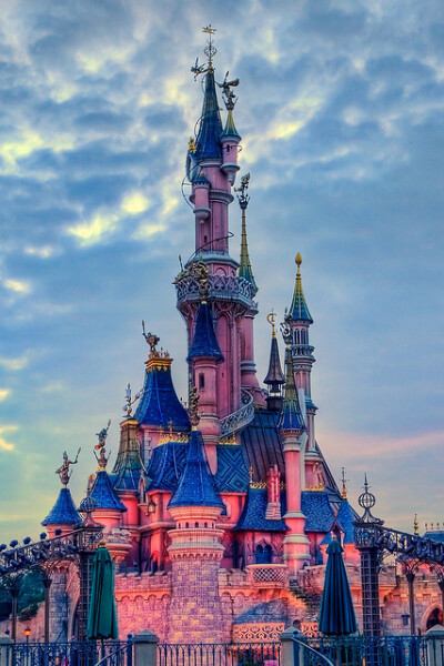 【巴黎迪士尼樂園 法語：Parc Disneyland】位於法國巴黎馬恩河谷的主題樂園，迪士尼第四座樂園，1992年4月12日開幕，初曾因法國當地人反對美國文化遭遇抵制不被看好，城堡建築和加州相同，電影『睡美人』(睡美人城堡…