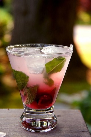 pink Mojito Cocktail【材料】白朗姆酒50毫升特级砂糖1茶匙青柠1个（榨汁）带茎新鲜薄荷枝3枝越橘汁1毫升（少量）苏打水少许【制法】将砂糖和青柠汁倒入杯底加入薄荷叶捣烂注入白朗姆酒，往杯中加满碎冰放入一些新鲜薄荷叶倒满苏打水加入越橘汁搅拌