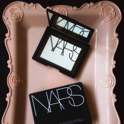 NARS 蜜粉饼 ✔️