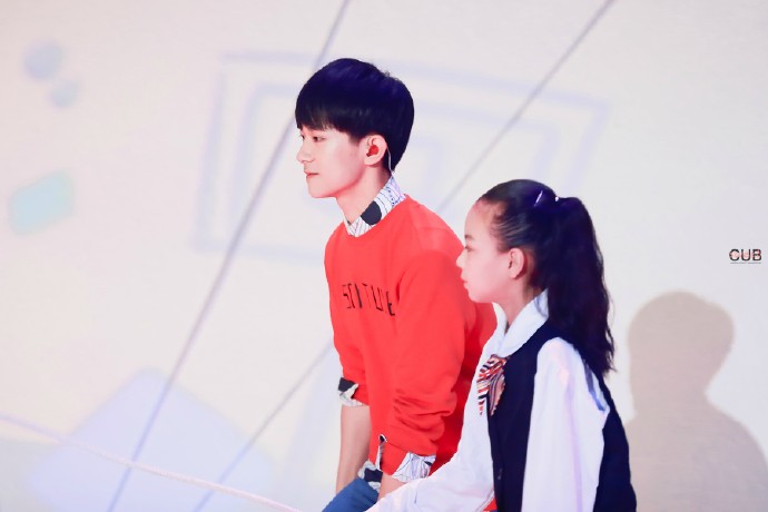 【高清】160818 央视 开学第一课 【@TFBOYS-易烊千玺 why do birds suddenly appear / everytime you are near 跳绳，课桌；如果你在校园，也会是明亮的、被每个人向往着的少年吧】 KClose To You-Olivia Ong