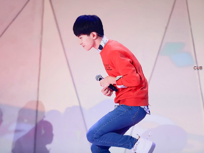 【高清】160818 央视 开学第一课 【@TFBOYS-易烊千玺 why do birds suddenly appear / everytime you are near 跳绳，课桌；如果你在校园，也会是明亮的、被每个人向往着的少年吧】 KClose To You-Olivia Ong