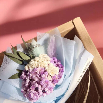 ↬永生米星花款
美的一直忍不住凑近凑近再凑近拍照
里面的尤加利叶也是永生工艺~ By：李倩