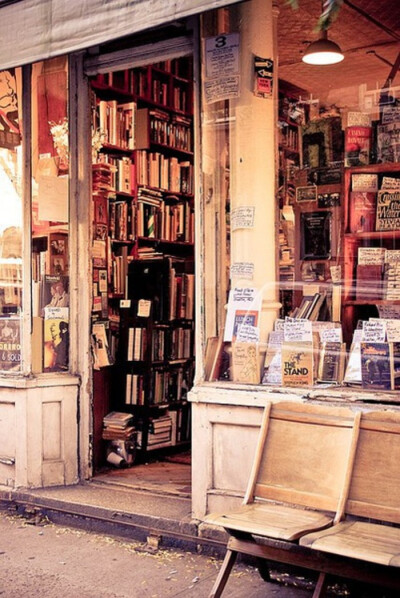 也許我會開一間小店，也許是書店，也許是花店，或著是甜點店，不歡迎太多客人。