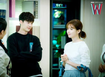 w ins更新
原文:7-8회 비하인드 컷 나갑니다~ ‪#‎W‬#더블유#MBC#이종석#한효주#철연주밀키밀키하다
翻譯:7-8集behind cut出来咯~ #W#double u#MBC#李钟硕#韩孝周#哲妍珠都是奶白色的 cr