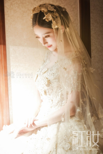 有一个爱做梦的小女孩，在她的梦境里万物生长四季如春，一切显得那么纯净美好。她渴望丰茂的羽翼带她去远方看尽世间万物，她渴望炙热的爱情融化世界凝固时间。 在她的梦境里，一切显得既真实又惊奇。其实生活本就是…