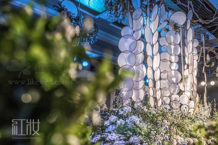 有一个爱做梦的小女孩，在她的梦境里万物生长四季如春，一切显得那么纯净美好。她渴望丰茂的羽翼带她去远方看尽世间万物，她渴望炙热的爱情融化世界凝固时间。 在她的梦境里，一切显得既真实又惊奇。其实生活本就是一场奇幻的旅程，梦里可以实现你想要的一切,那就把你的梦说给我听，我就是那个能帮你实现你所有梦想的…