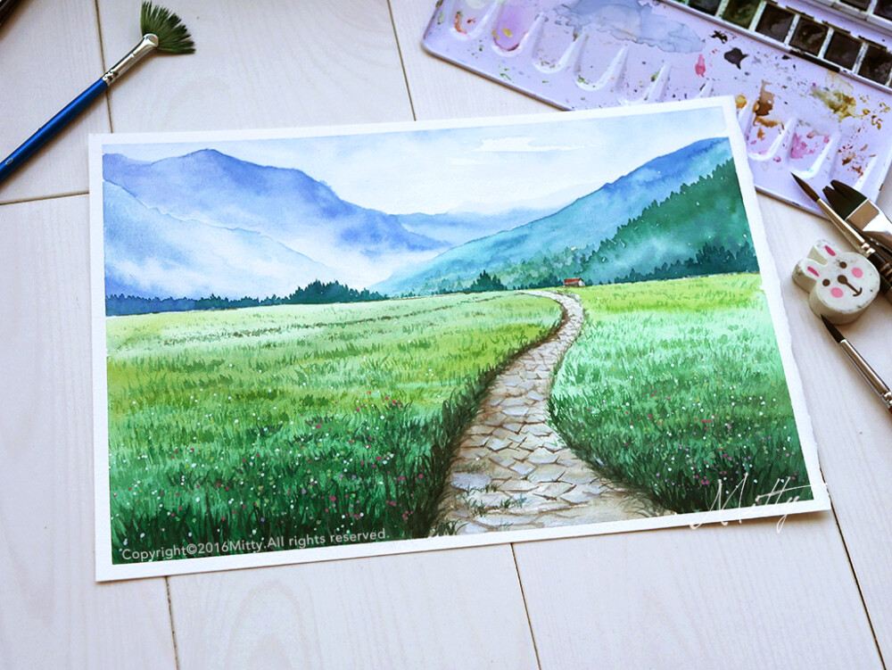 【米蒂风景水彩】 田间迷雾，静静的站在远处，那雾如白云一样飘荡在云宵，看远处的山是那么绿，近处的鲜花开满地，这样的景色，我的心好像宽阔了，我静静的沿着小路行走，好似穿过人间的迷境，人有时总会被眼前迷雾遮蔽双眼，但别让自己迷失在雾中，冲开迷雾，寻找新的方向！