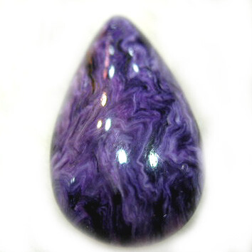 紫龙晶（charoite beads），也译作“查罗石”，由于其高贵的气质和稀有度，被广大藏友昵称为紫色王子石，优质的紫龙晶只含有紫色和白色两种颜色，白色丝光分布在紫色之间其，不含绿色及黑色等杂色。纹路清晰流畅，整体均匀协调，白色丝光自然分布，从不同角度欣赏给人不同的美感。