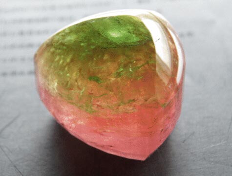 西瓜碧玺是碧玺的一种，碧玺又叫西瓜电气石，是宝石的一种。碧玺的颜色很丰富，几乎有各种颜色。其中有一种，具有绿色和红色两种颜色，绿色在外围，红色在中心，就像西瓜一样，外面是绿色，里面的芯是红色的，就叫做西瓜碧玺。
西瓜碧玺是在一颗晶石里面，长有内红、外蓝绿的特征，酷似西瓜模样的碧玺，因以为名，数量稀少，故价格较贵。据说慈禧太后睡的枕头底下摆的就是西瓜碧玺，但后来被军阀孙殿英盗走。