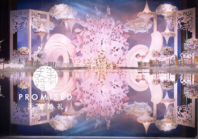 #天玺婚礼作品# 《初.遇》 你给我你的心，我将它装点上绚丽的色彩； 你给我你的梦，我为它书写出美妙的故事。 我愿与你一起聆悦四季变化，一起看天空云卷云舒，一起看时间瞬息万变，在永恒无尽的时间里，最后成为相…