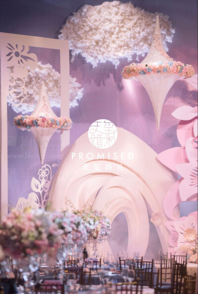 #天玺婚礼作品# 《初.遇》 你给我你的心，我将它装点上绚丽的色彩； 你给我你的梦，我为它书写出美妙的故事。 我愿与你一起聆悦四季变化，一起看天空云卷云舒，一起看时间瞬息万变，在永恒无尽的时间里，最后成为相…