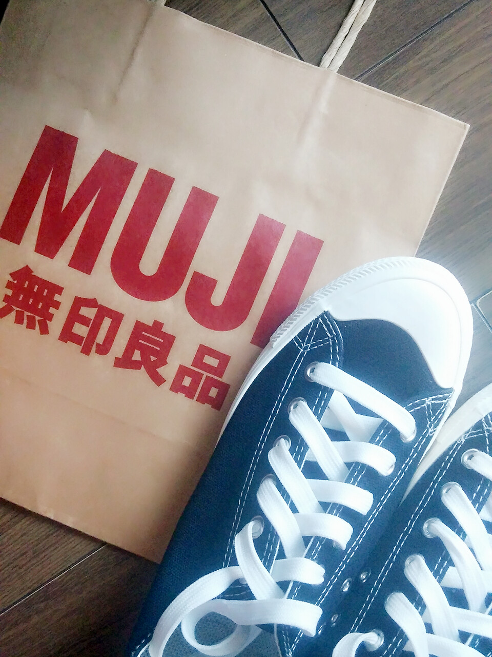 大爱MUJI，muji的帆布鞋，买它主要是这个鞋底超级舒服，超级舒服，而且百搭！！！学生党可以考虑入。