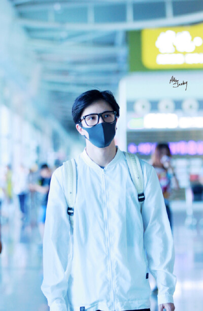 #薛之谦#K귀요미송2 (可爱颂 2) 160818 黄花机场️ 高清6p一言不合就要做鬼脸的哥哥可以 我还是很喜欢@薛之谦