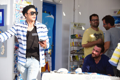 官博更博：#有毒的大柱子# 男神团降临希腊雅典，将会发生什么样的浪漫故事？[玫瑰][玫瑰]在爱琴海体验“奇幻漂流”，“飞翔”在圣托里尼的天空，这次@UNIQ_圣柱 的表现如何？今晚20:30东方卫视 #花样男团金圣柱# 与…