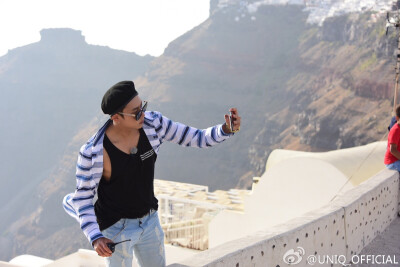 官博更博：#有毒的大柱子# 男神团降临希腊雅典，将会发生什么样的浪漫故事？[玫瑰][玫瑰]在爱琴海体验“奇幻漂流”，“飞翔”在圣托里尼的天空，这次@UNIQ_圣柱 的表现如何？今晚20:30东方卫视 #花样男团金圣柱# 与…