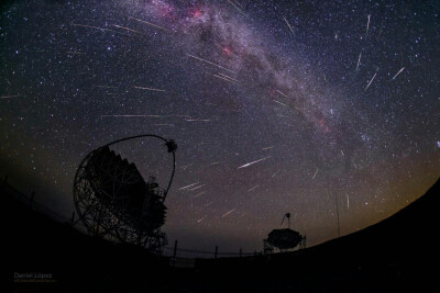  伽玛射线天文台与英仙座流星雨，8月11日至12日夜由 Daniel López 拍摄于西班牙加那利群岛。