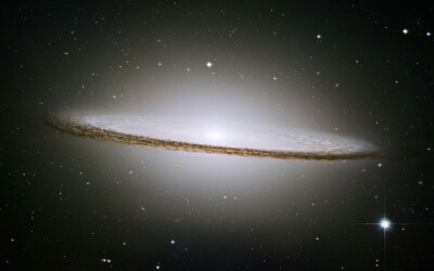 #天文酷图# （图片源自网络）
草帽星系(The Sombrero Galaxy)是位于室女座，距离地球2,930万光年的Sa-Sb型之旋渦星系，光度+8.7等。梅西尔编号M104，NGC 4594，又称阔边帽星系、墨西哥帽星系