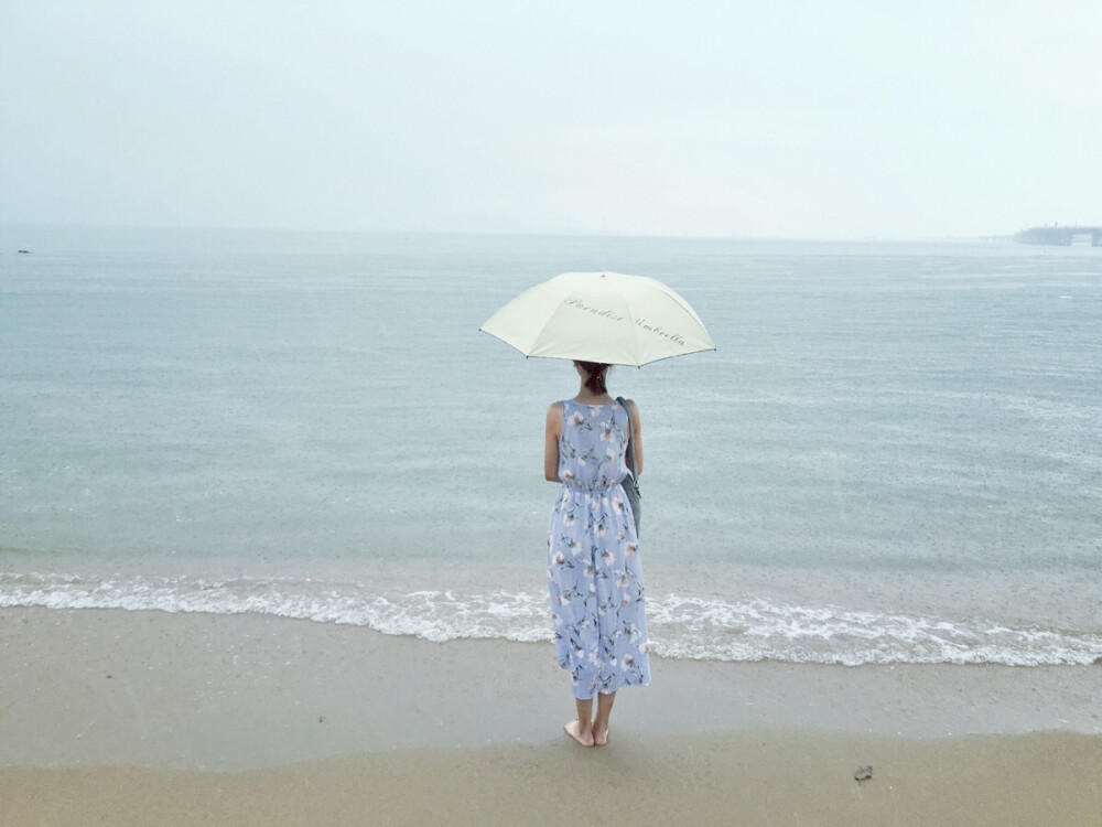 漫步环岛路的海滩，看海浪阵阵，听细雨簌簌。