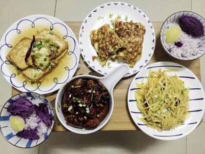 小葱豆腐+煎鸡蛋+酸辣土豆丝+可乐鸡翅+紫薯饭