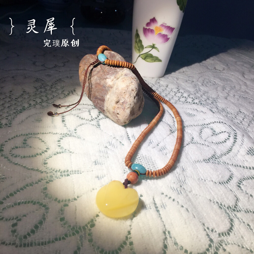 天然爱心蜜蜡项链，美不胜收，关键还特价，仅此一条，动心价1200，蜜蜡7.2克哦！吊坠侧面有微小天然坑洞，介意者慎拍哦！[悠闲]开抢！[闪电]