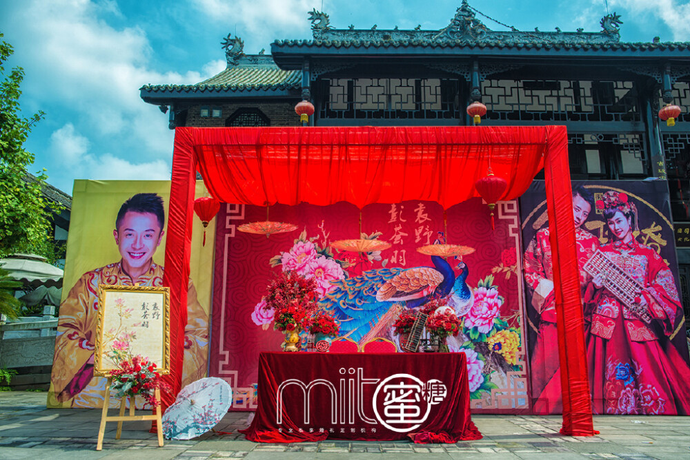 #蜜糖婚礼作品#赤绳系青卷，采福吉祥日，凤裳升华堂，旗袍彩蝶戏，花开并鸳鸯。 拱手屈膝，俯仰天地，大婚礼成，誓不与弃。