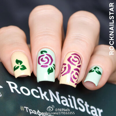 #RockNailStar# 新胶带Roses，小玫瑰图案，比之前Romantic里面的玫瑰小，实用款！玫瑰花在指甲上永远都好看！全部6张新胶带都发完了，全部都已上新！