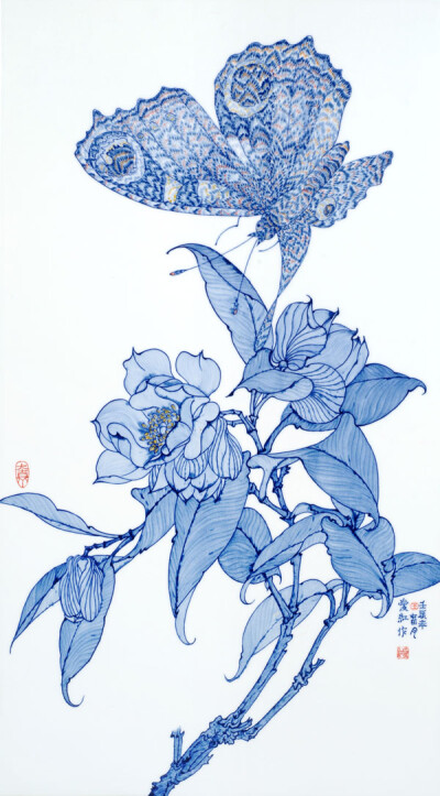 陶瓷艺术瓷板画《花姿蝶舞》。这幅作品花卉采用现代感的艺术表现形式，蝴蝶进行简单的装饰。笔者陶先生对花卉线条感的处理十分欣赏。
