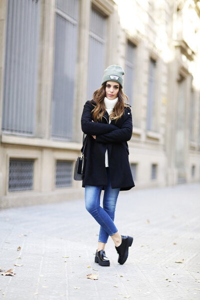 寒冷冬日里没有一顶针织小帽就会少了些许乐趣，百搭俏皮又减龄。