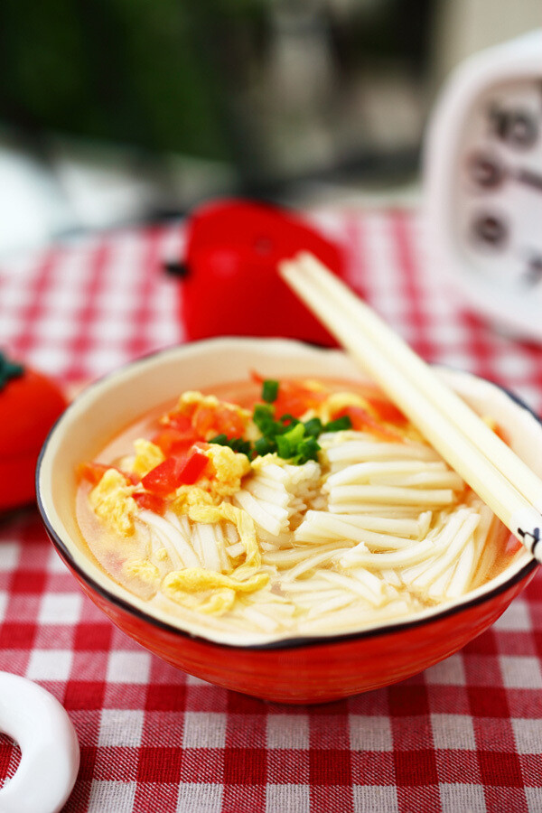 鸡蛋儿童面 番茄鸡蛋面，味道鲜美、色泽鲜艳、含大量维生素C、蛋磷质等丰富营养，是夏令爽口的婴幼儿食品之一。 【时间】：30-45分钟 【材料】 挂面、番茄、鸡蛋各适量、精盐、葱花、味精、食用油各少许。 【方法】 1.将番茄洗净，用开水烫一下，剥去皮，切片，备用。 2.鸡蛋打入碗中，用筷子充分打搅，使鸡蛋起泡。 3.锅中放油，油开后放入葱花倒入鸡蛋液，用筷子向一个方向拨动，让蛋凝成蛋花，倒出。 4.另起锅将番茄倒入锅中炒烂，再将蛋花倒入，翻炒几下，加精盐、味精，倒入碗中。 5.将面条煮好，煮法与煮阳春面相同