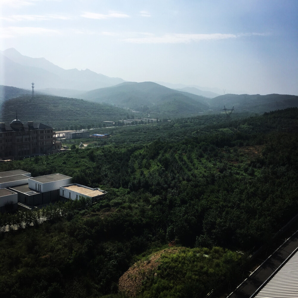 山里温泉酒店的风景，开窗在阳台，白天赏景，夜晚赏月，还可以泡露天温泉