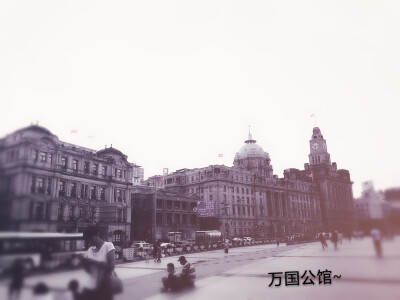 上海的万国建筑群现在飘满的都是中国国旗