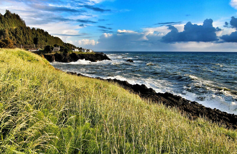 Newport Beach新港海滩是闻名全球的海滨度假圣地，同时也是洛杉矶有名的娱乐购物中心,包括冲浪,游艇以及高尔夫球场。新港海滩位於洛杉矶以南约五十英里处,紧靠太平洋,虽然占地只有方圆二十二平方英里,但却是一片欢乐的海洋天堂。