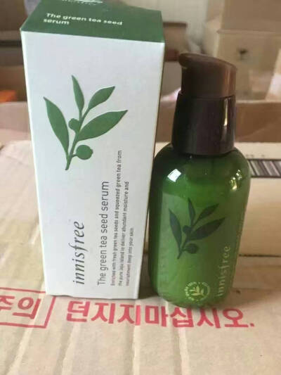 韩国✨美容奖❗️第一名❗️悦诗风吟绿茶籽补水精华80ML 又叫三秒补水小绿瓶， 就是传说中的三秒吸收，听名字就知道是有多厉害， 补水效果真的如其正所谓浓缩就是精华，别看它这么小可够你用可久了，一点点…