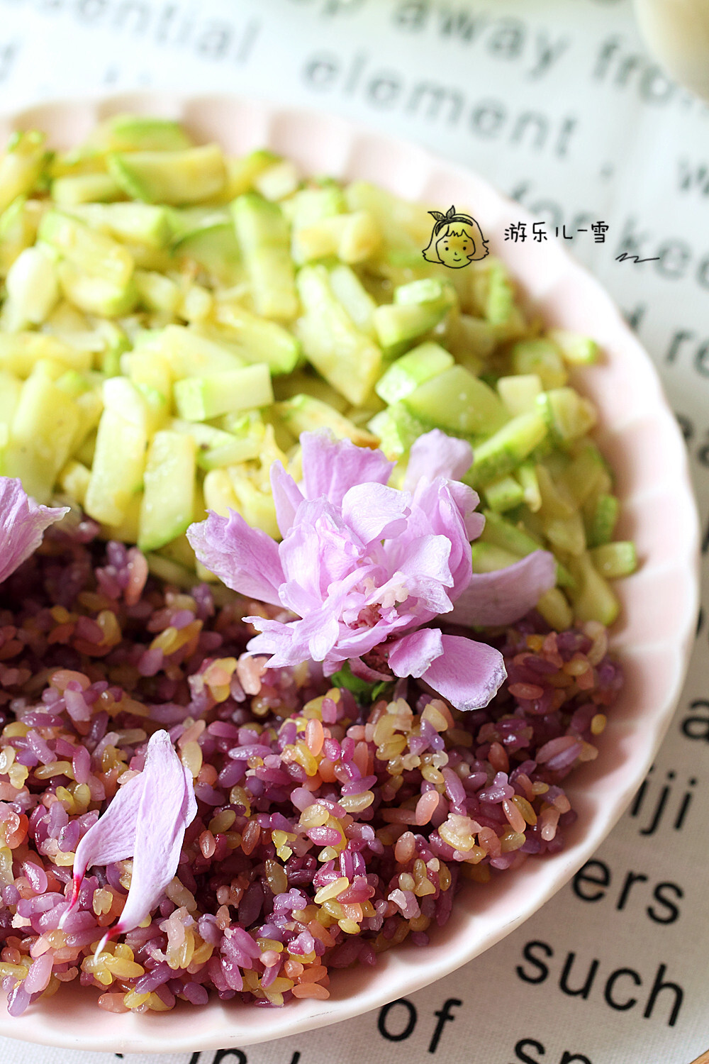 周二早餐：花米饭+清炒西葫芦。
鲜花绽放
在市集买到可以吃的花花，搭配花米饭，不要太美哦。
清炒一根西葫芦补上蔬菜的营养，一点盐和胡椒，味道就很鲜美。