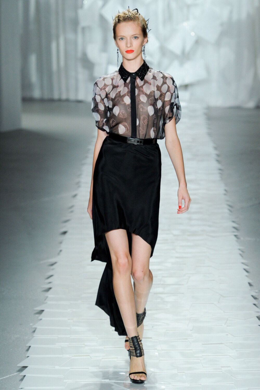 Jason Wu2012春夏纽约时装周。这季服装的灵感主要来源于这位90年代因在公交候车亭Kate Moss广告上涂鸦而出名的艺术家KAWS 。Wu与KAWS合作的花瓣印花图案几乎出现在秀场的所有衣服上。在面料创新方面，吴选择了“飘动起来像雪纺”的轻质尼龙。缝在衬衫领上的糖果状珠子，一幅三好学生模样。“就像旧式的学院派触了电一样，”