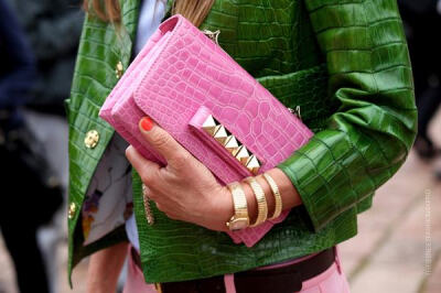 除了要有几款经典色系的手袋以外，粉色包包更能成为整个look的点睛之笔。