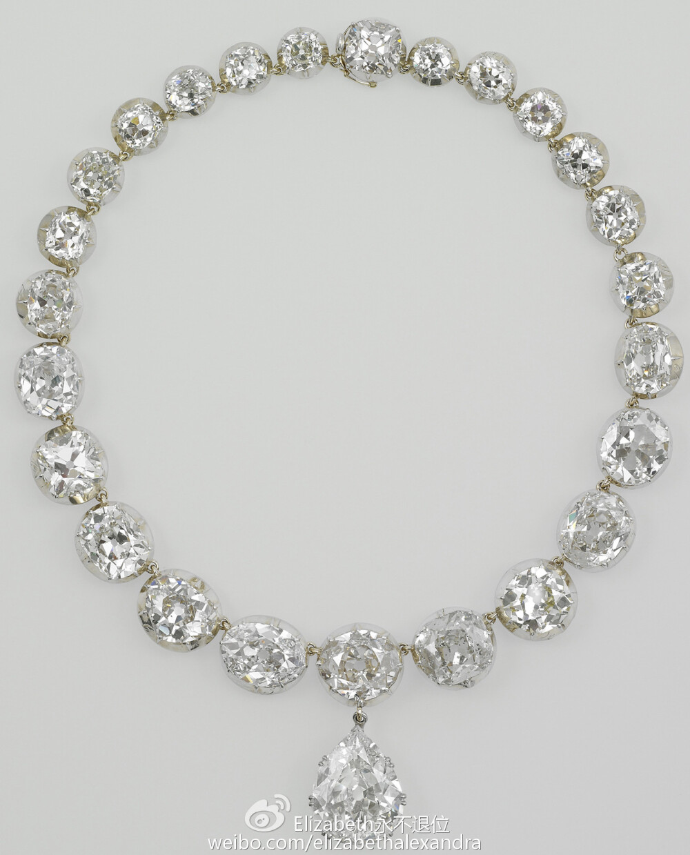 加冕典礼项链（The Coronation Necklace）。这条项链是维多利亚女王在1858年特别委托加纳德珠宝行制造完成的，整条项链上共镶嵌了大小钻石 26颗 ，其中垫型钻石25颗（重量在8.25-11.25克拉之间）、水滴形钻石吊坠1颗（22克拉）。项链长度是38厘米，除去钻石之外，其余材料也使用了银、黄金和白金。