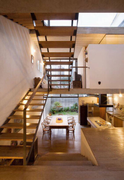 室内现代公寓楼梯